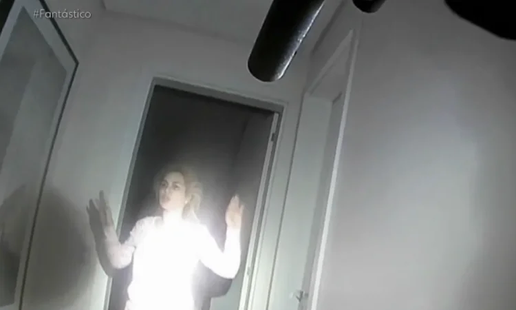 Imagens mostram momento da prisão de Deolane Bezerra em condomínio de luxo