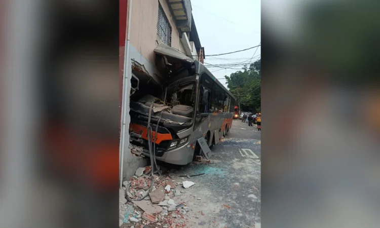 Ônibus atinge sobrado na zona sul de SP; oito ficam feridos