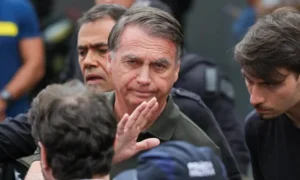 Bolsonaro tem boa evolução após cirurgia e começará reabilitação, diz hospital