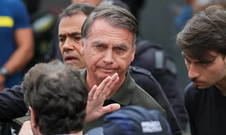 Bolsonaro recebe alta de hospital após cirurgia no ombro