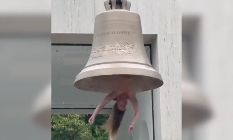 Artista performa nua em sino gigante contra crise climática e gera polêmica
