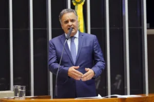 Nos bastidores, Aécio já admite articulação para ser lançado ao Planalto