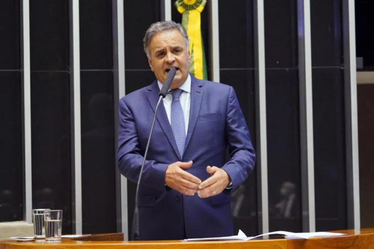 Nos bastidores, Aécio já admite articulação para ser lançado ao Planalto