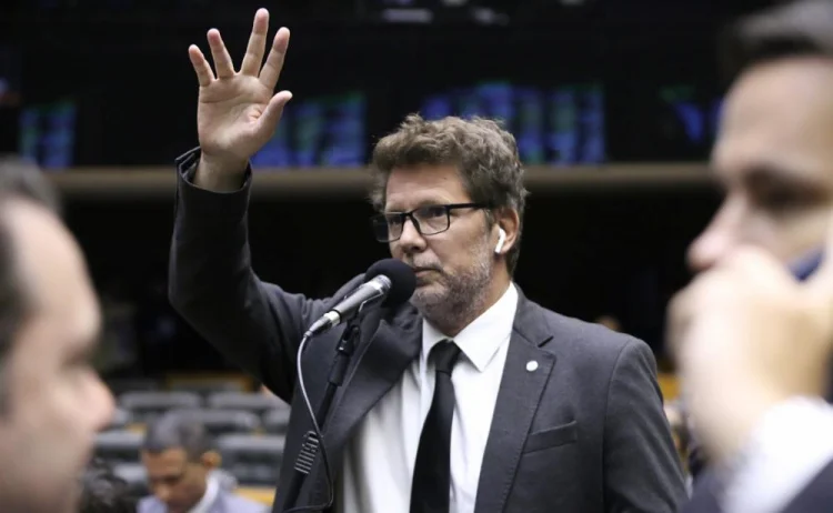 Dino dá 48 horas para Câmara explicar situação de Mario Frias no exterior