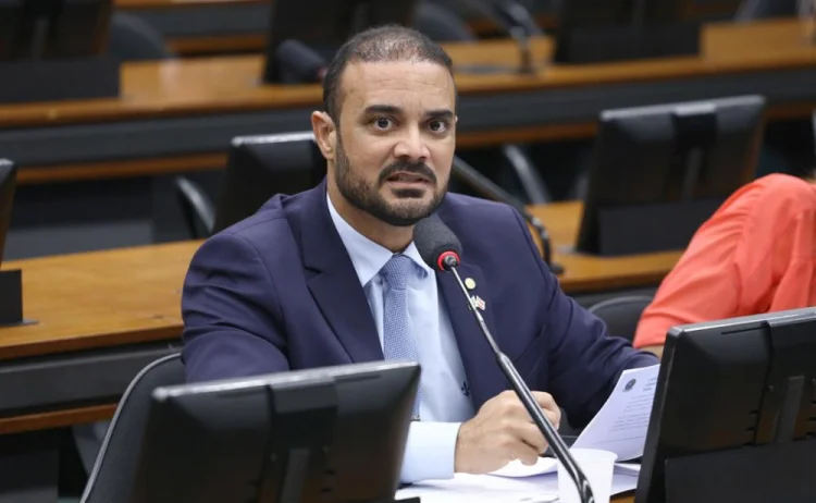 PEC que reduz maioridade penal para crimes hediondos é protocolada na Câmara