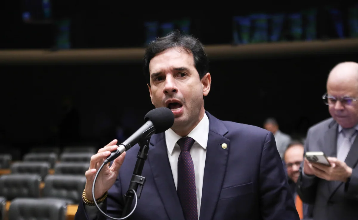 Escala 6x1: relator apresenta parecer com redução de jornada de trabalho de 44 para 40 horas e período de transição