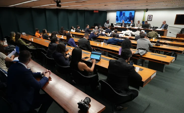Comissão da Câmara aprova uso do FGTS para compra de armas