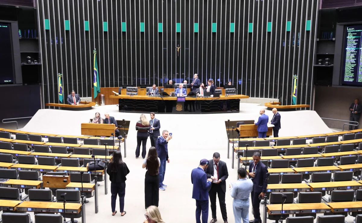 Câmara aprova PEC que permite que igrejas paguem menos impostos; texto vai ao Senado