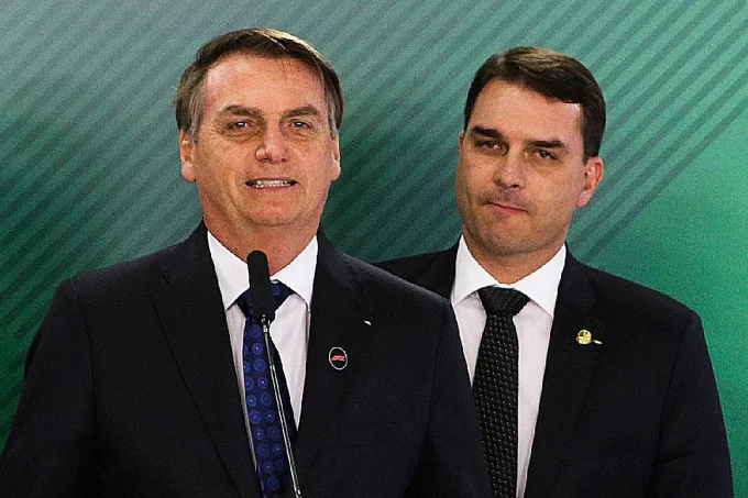 Valor pedido por Flávio para filme de Bolsonaro supera o orçamento de vencedores do Oscar