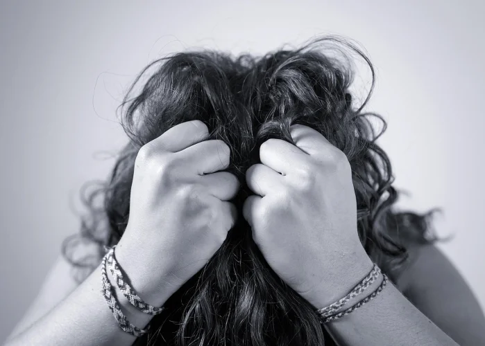 O que fazer para evitar o frizz e o ressecamento do cabelo no clima frio e seco