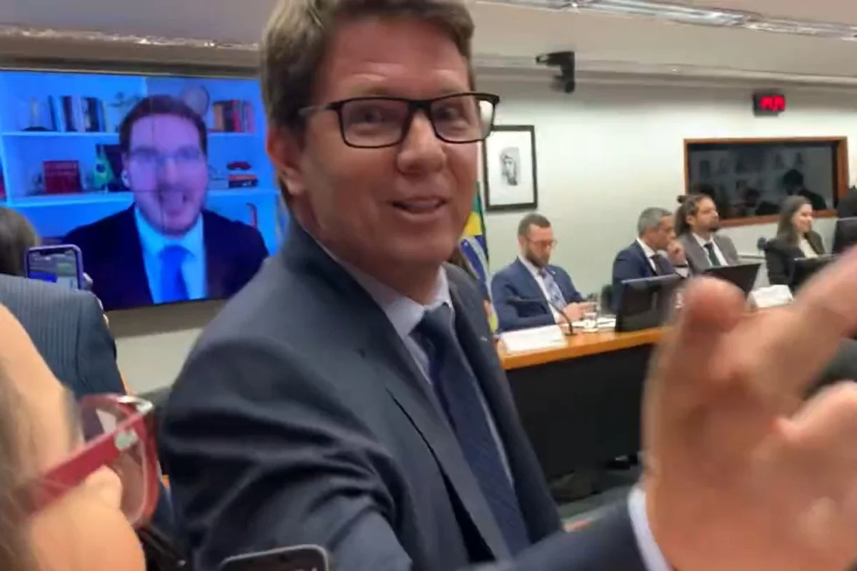 Mário Frias contradiz Flávio Bolsonaro e afirma não haver um 'único centavo' de Vorcaro no filme sobre o ex-presidente