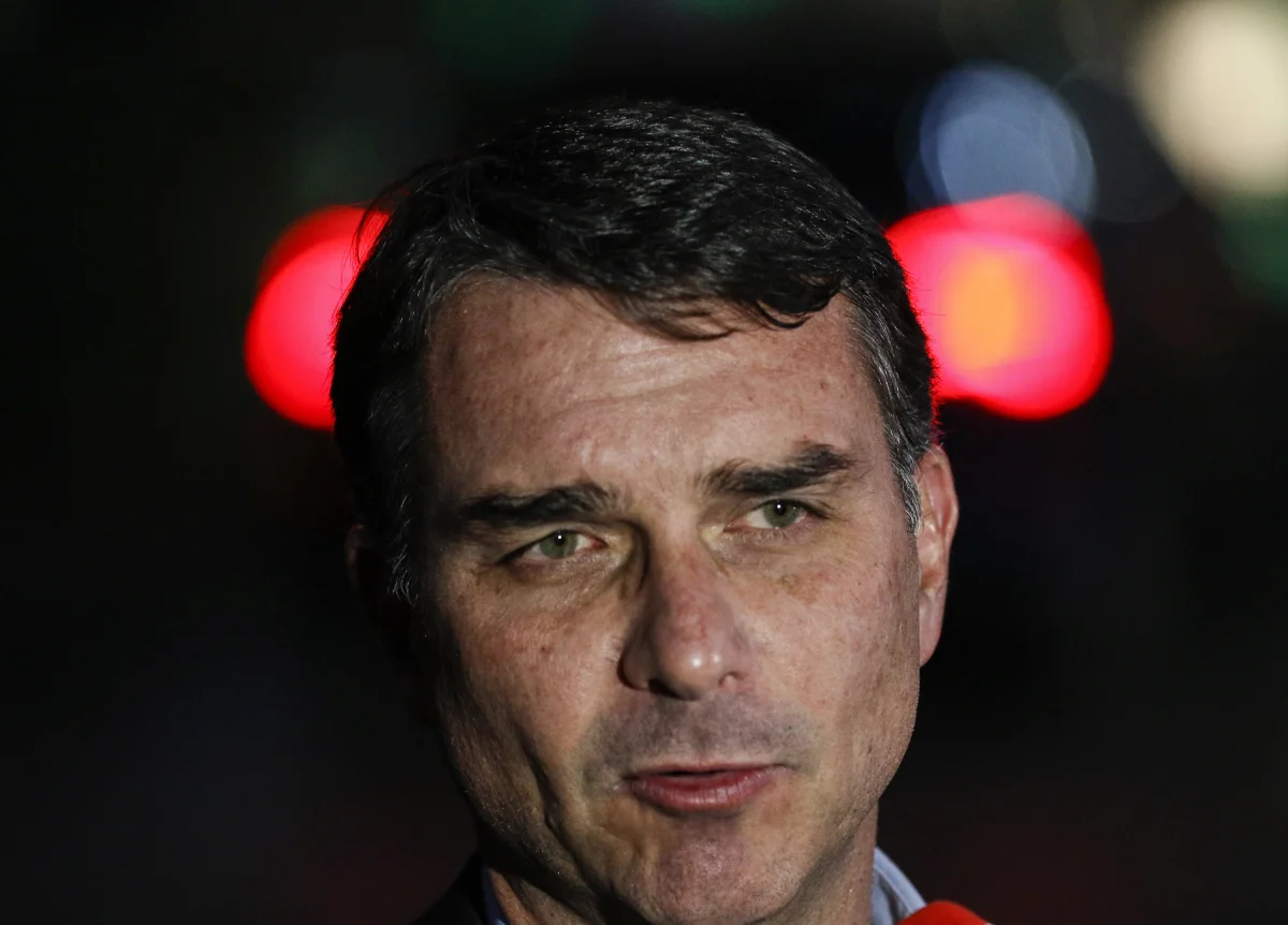 Flávio Bolsonaro diz que dinheiro pago por Vorcaro para filme foi para fundo de advogado do irmão Eduardo