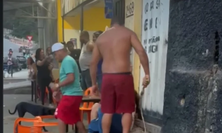Homem agride mulher com golpes de chicote em frente a bar na Grande BH