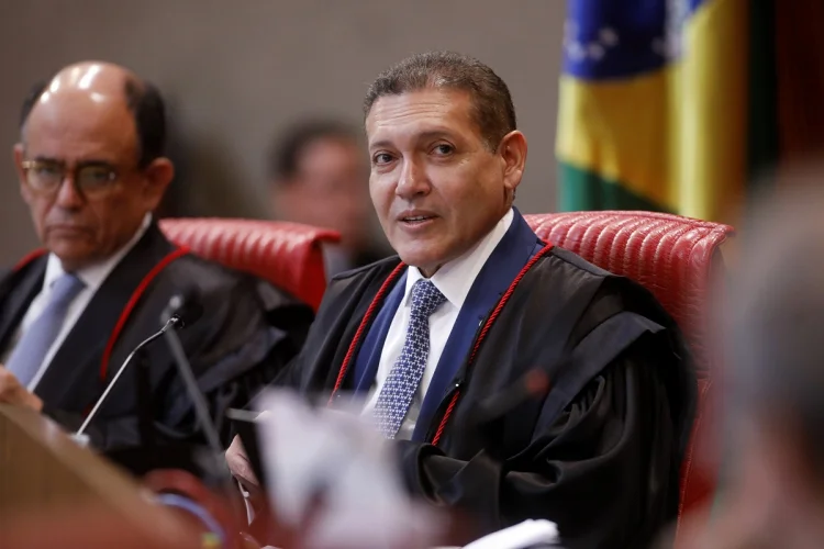 Nunes Marques pede parecer da PGR sobre revisão da condenação de Bolsonaro