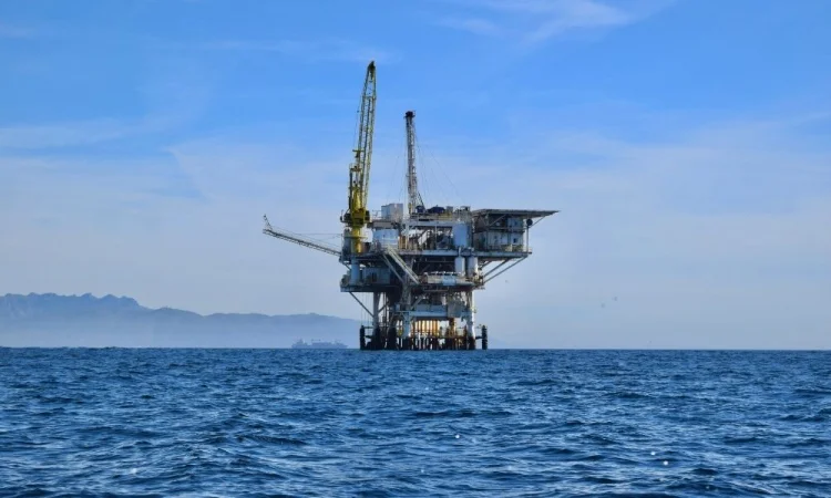 Petróleo tem alta de mais de 5% após aumento das tensões no Estreito de Ormuz