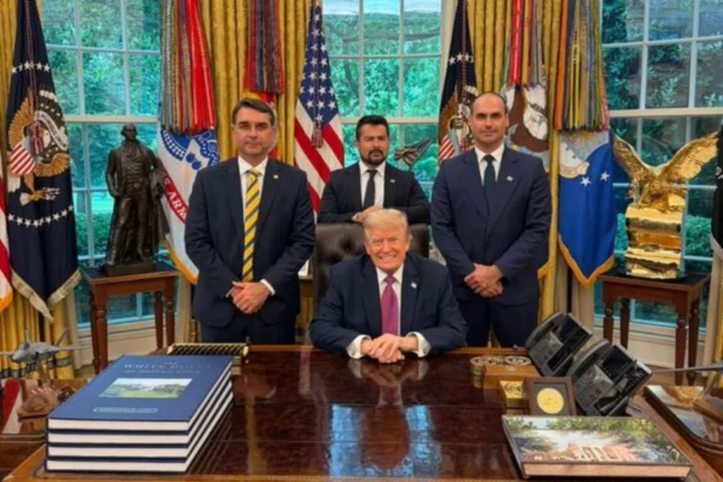 Flávio Bolsonaro é recebido em salão da Casa Branca e se reúne com Trump; imprensa tratava encontro como fake news