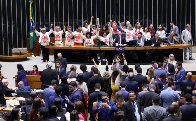 Câmara aprova PEC de fim da escala 6×1
