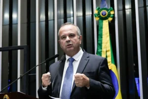 Campanha de Flávio se encontra com Fachin e critica suposta interferência do STF