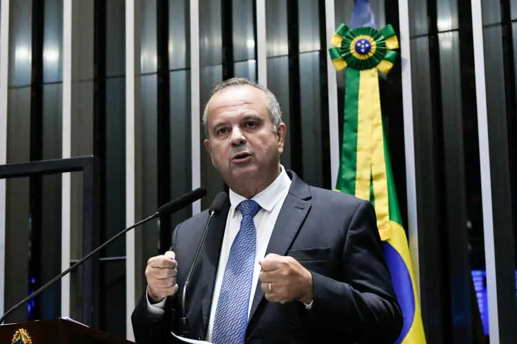 Campanha de Flávio se encontra com Fachin e critica suposta interferência do STF