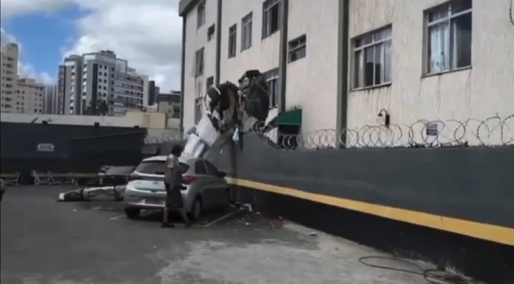 Veja o momento em que o avião colide com um prédio em MG