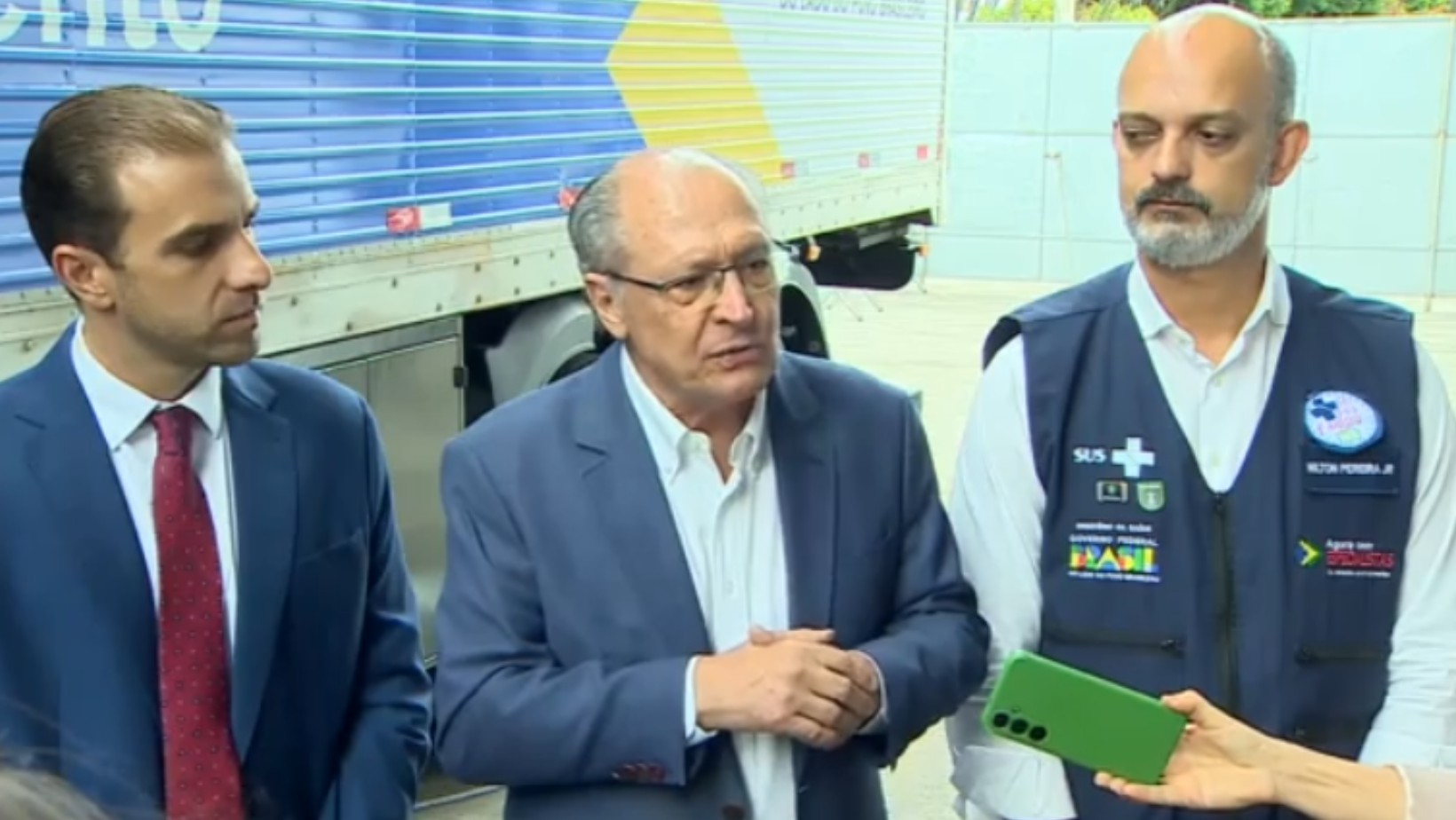Alckmin diz que clã Bolsonaro pensa mais em si que no país e que meta é desviar atenção do caso Master