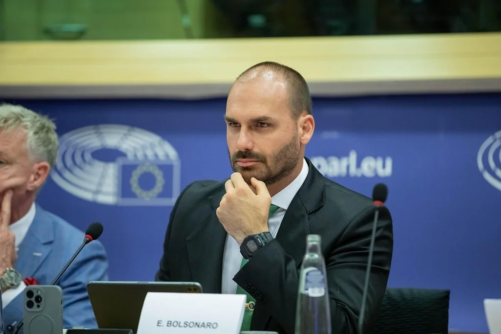 PGR começa a ler pedido de condenação de Eduardo Bolsonaro por coação em processo sobre trama golpista