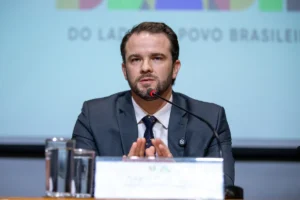Ministro da Fazenda se reúne com Alcolumbre para tentar conter pauta-bomba de R$ 270 bilhões
