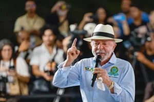 PT dá início à pré-campanha de Lula e espelha tática bolsonarista em disputa nas redes