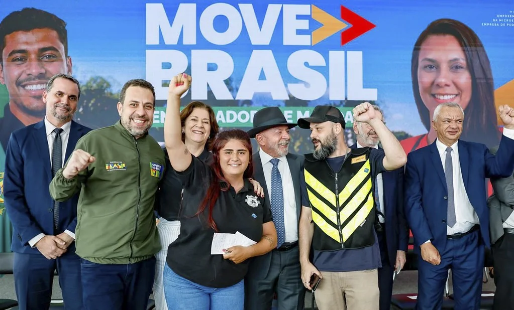 Lula diz ter terminado sessões de radioterapia no couro cabeludo: 'Feliz pela cura definitiva'