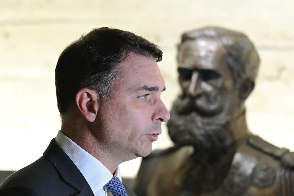 Deputados do PSOL e da Rede protocolam representação na PGR contra Flávio Bolsonaro por encontros com Trump e Rubio
