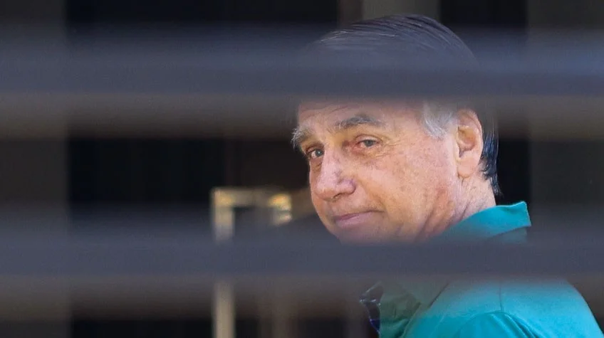 Arma de Bolsonaro apreendida com militar foi inutilizada com aval de Michelle, dizem envolvidos na investigação