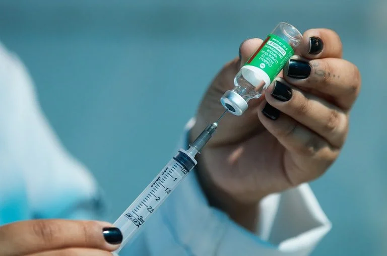Ministério da Saúde suspende vacina do Butantan contra dengue após 42 reações graves e mortes em investigação
