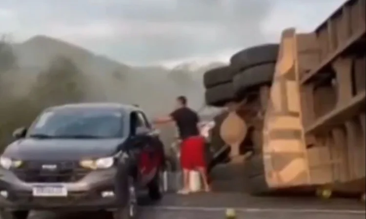Acidente com caminhão e van na Bahia deixa 16 mortos; veja vídeo