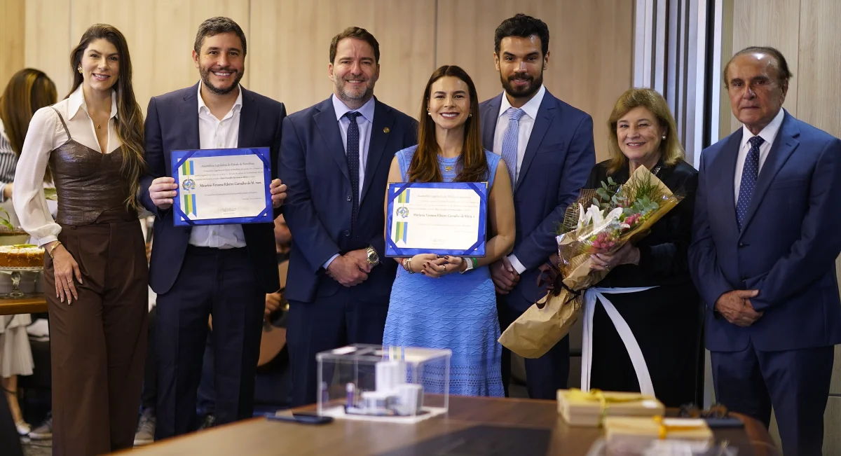Deputado Alex Redano concede Títulos Honoríficos de Honra ao Mérito a Maurício Carvalho e Mariana Carvalho Deputado Alex Redano concede Títulos Honoríficos de Honra ao Mérito a Maurício Carvalho e Mariana Carvalho