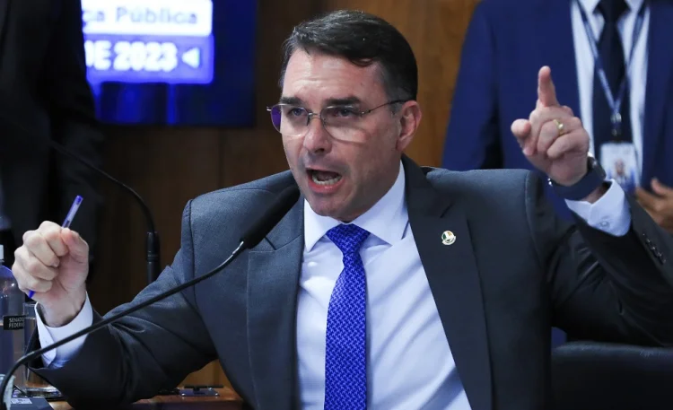 Flávio Bolsonaro diz que Lula ‘faz de tudo’ para provocar os EUA