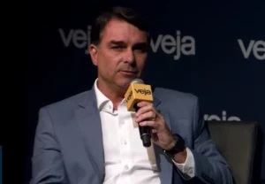 Flávio Bolsonaro diz que Bolsa Família é 'direito adquirido': 'Ninguém tem direito de tocar nesse programa'