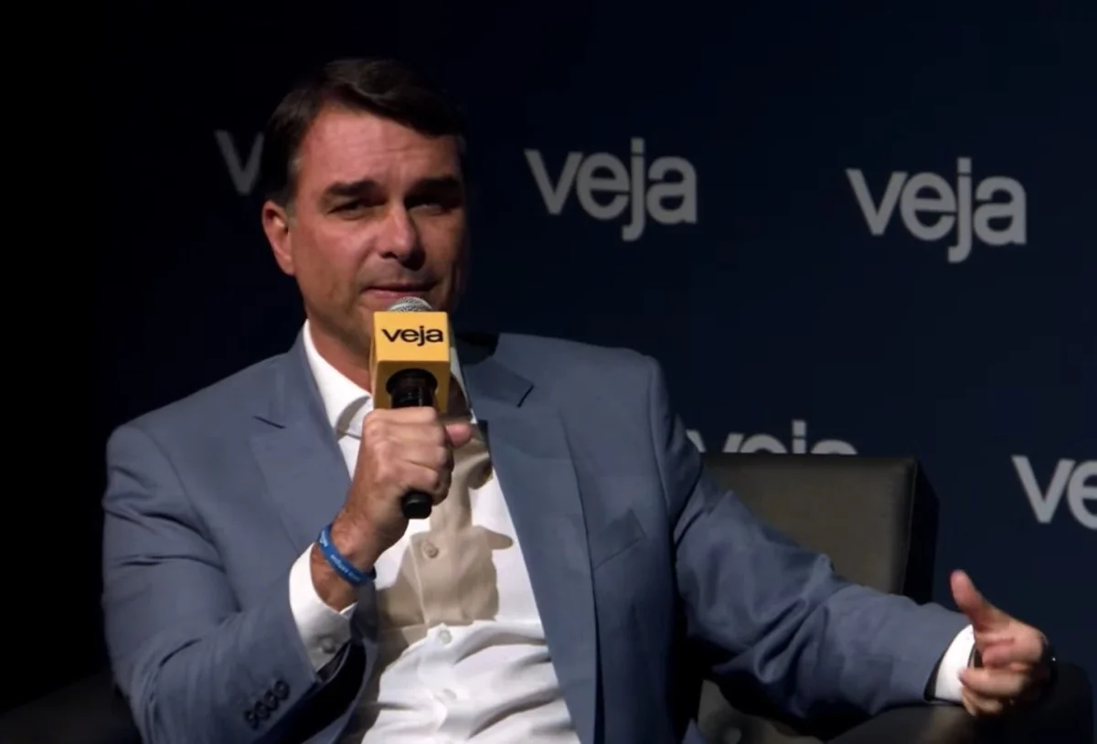 Flávio Bolsonaro confirma Daniella Marques na campanha para cuidar de propostas da área econômica
