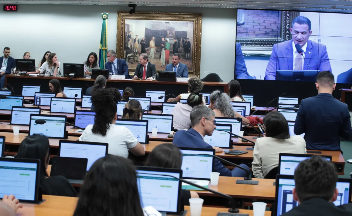 Câmara abre sessão e suspende análise de PEC que reduz maioridade penal na CCJ
