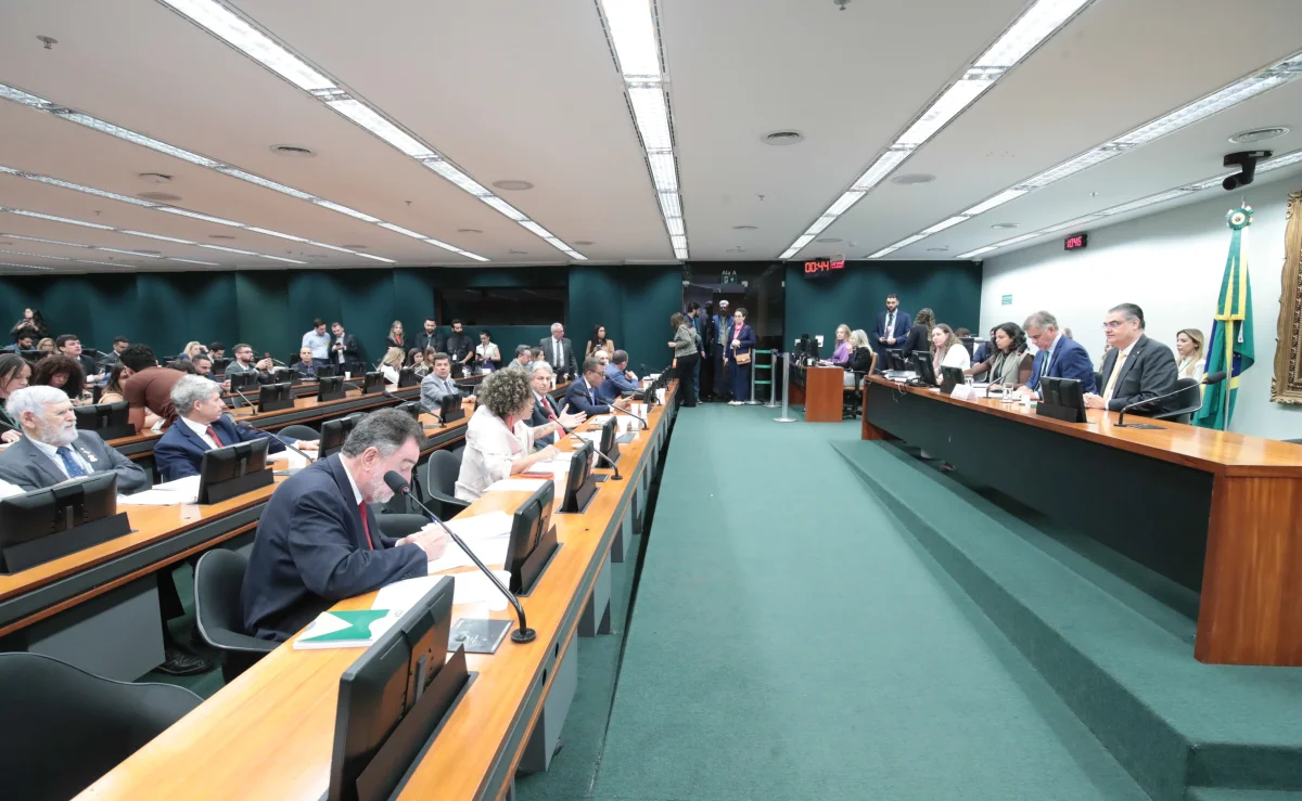 CCJ da Câmara aprova PEC que reduz maioridade penal: como votaram os deputados