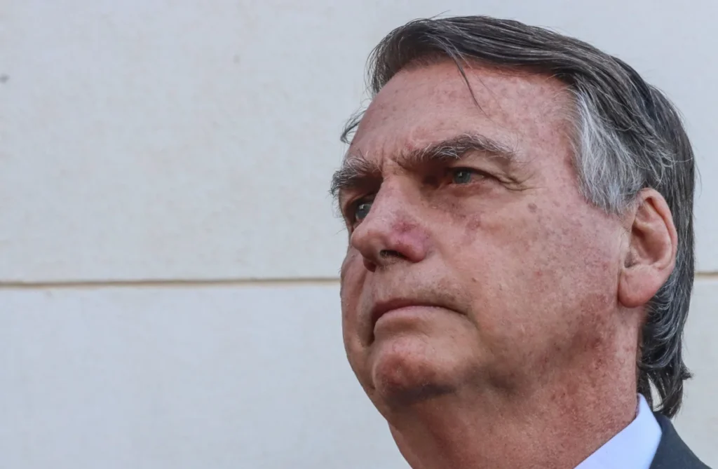Militar do GSI que levava arma de Bolsonaro para reparo é alvo de blitz e Moraes dá 24 horas para ex-presidente se explicar
