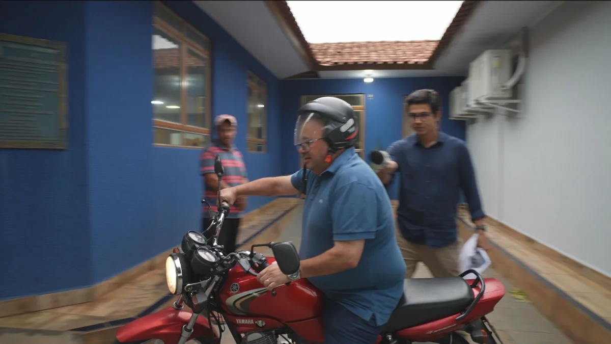 'Vou em casa e já volto': vereador cassado por compra de voto foge de moto após pergunta de repórter