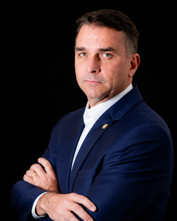 Flávio Bolsonaro leva gastos de publicidade do governo Lula para investigação do TCU