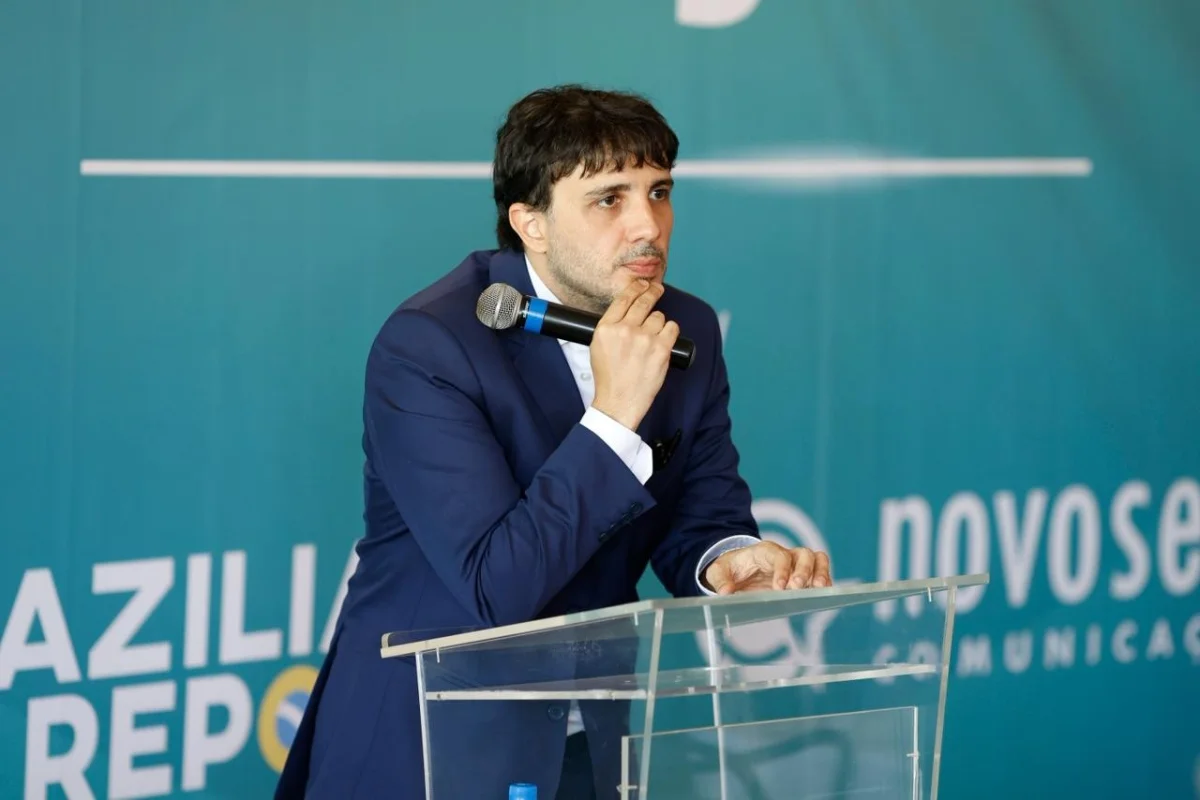 Renan Santos cita crise com Michelle e rejeição alta para afirmar que pré-candidatura de Flávio é inviável: 'Derrotado certo'