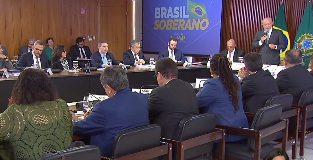 Lula afirma que tratamento dado pelos EUA é inaceitável e diz que pessoas tentam trair o Brasil com 'interesses rasteiros' e eleitorais