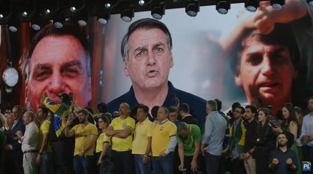 PL lança candidatura de Flávio à Presidência em evento com vídeo de Jair Bolsonaro feito por IA, apoio de Michelle e discurso de Milei