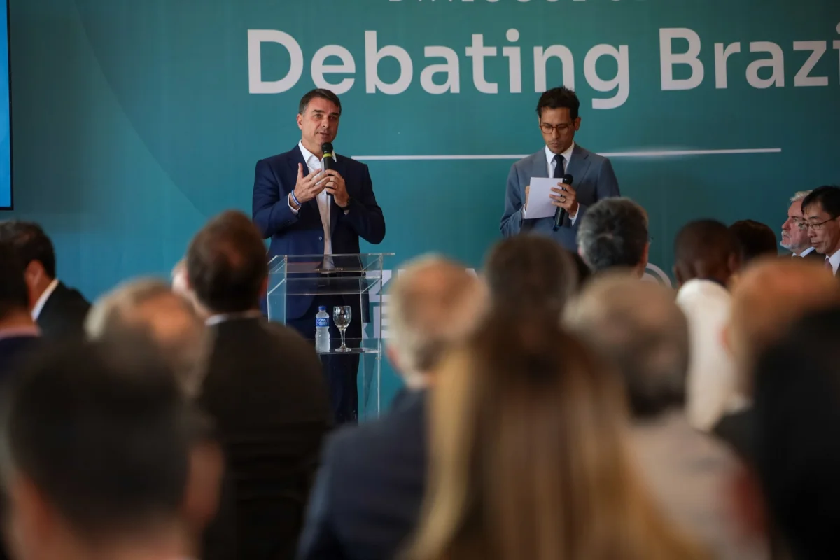 Flávio Bolsonaro repete discurso do pai sobre urnas e amplia desafios para crescer fora da base bolsonarista