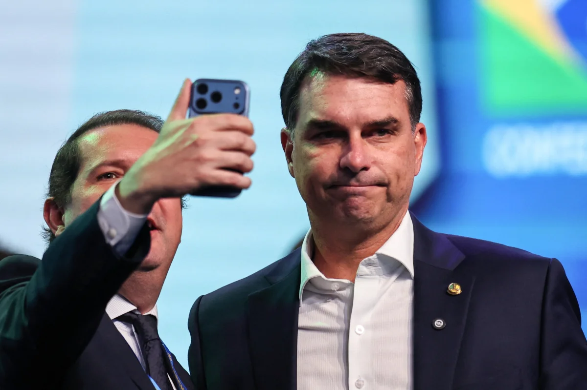 Tarifaço, Vorcaro e Michelle: os três fatores que pesam contra Flávio Bolsonaro na Quaest