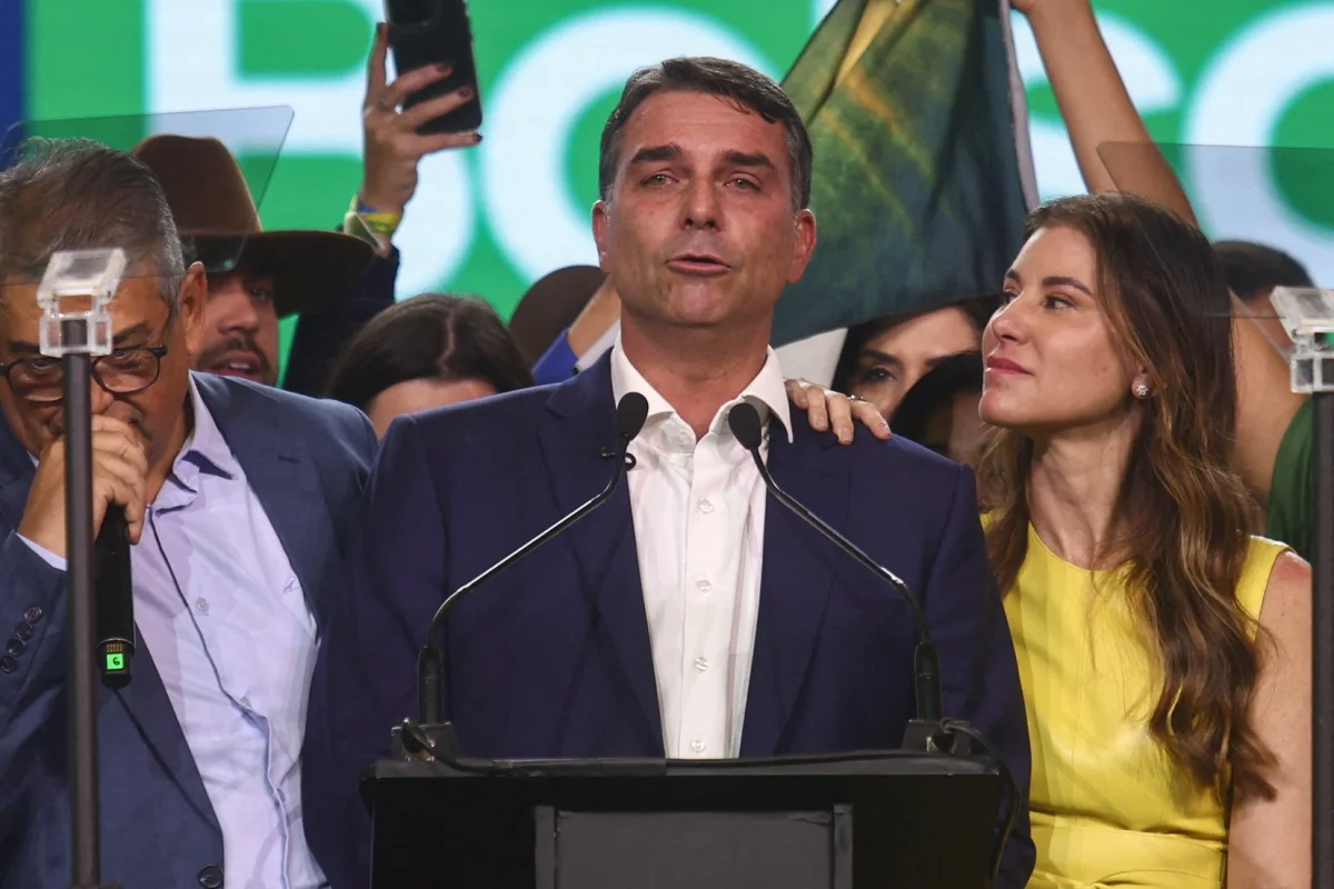 Em discurso marcado por referências a Jair, Flávio Bolsonaro agradece familiares e chora ao falar do pai
