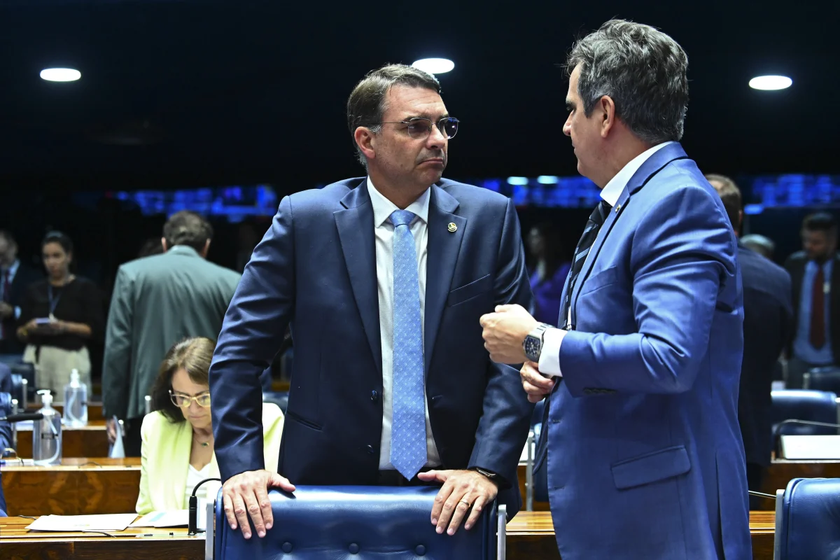 Ciro Nogueira comunica Flávio Bolsonaro PP e União Brasil ficarão neutros em eleição presidencial
