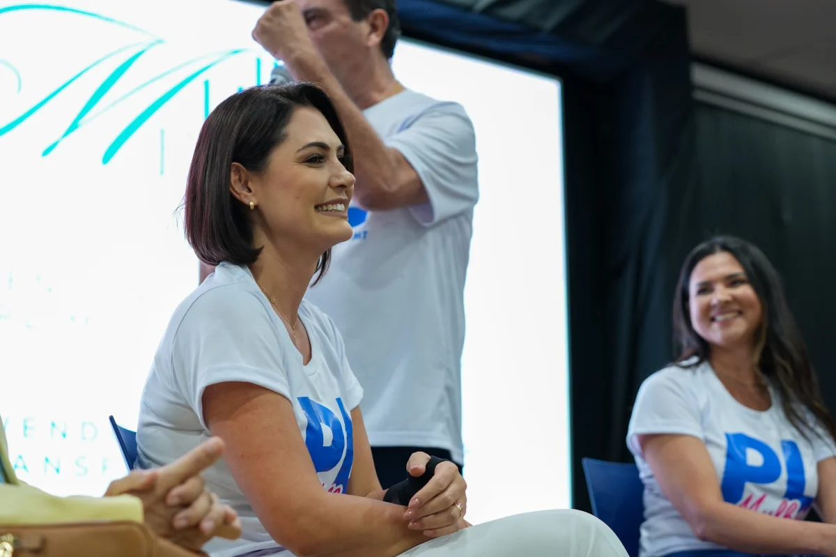 Michelle Bolsonaro diz que ainda avalia candidatura e prioridade é cuidar de Jair: 'Presa com meu marido'